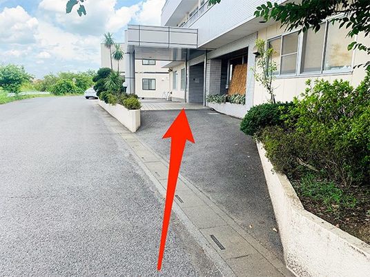 建物前の車寄せ外観  