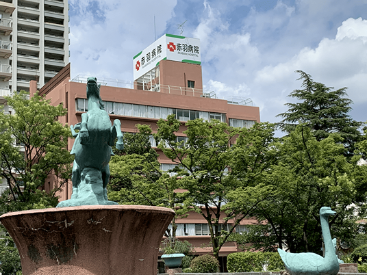 病院建物と彫刻の外観  