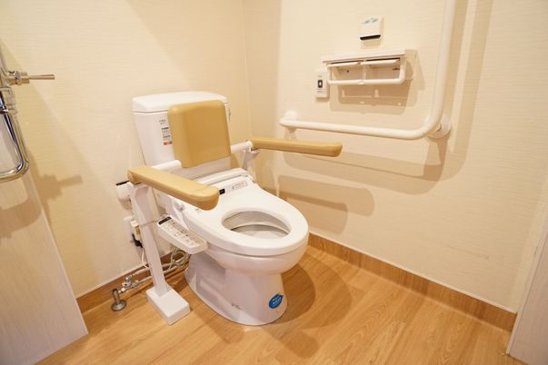 バリアフリー設計のトイレ