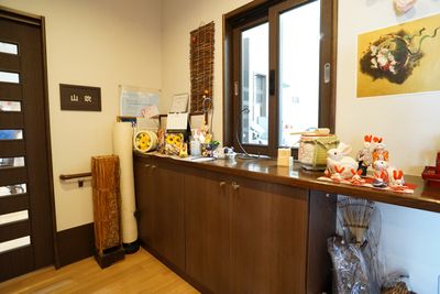 明るく清潔なフロント