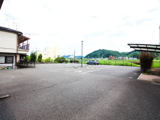 広い駐車場の外観  