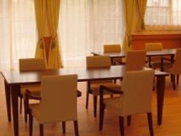 明るい食堂の様子