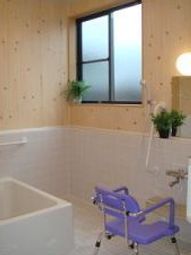 明るい浴室と介護用チェア