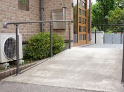 スロープ付きエントランス