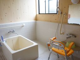 バリアフリーの明るい浴室