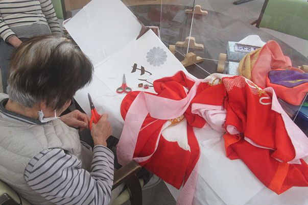 手作業を楽しむ人々の居室