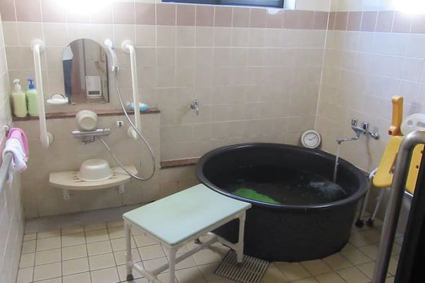 落ち着いた浴槽の浴室