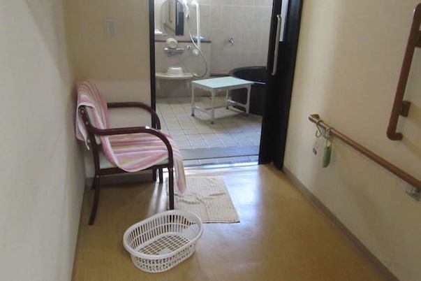 椅子と浴室の廊下