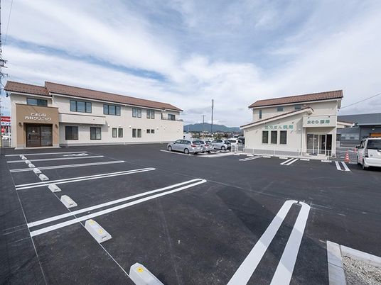 施設外観と駐車場  