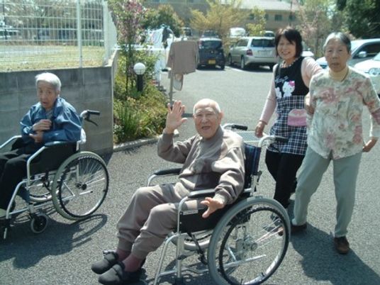 笑顔のお年寄りとスタッフ