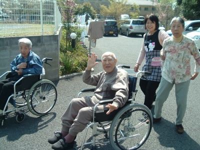 笑顔のお年寄りとスタッフ