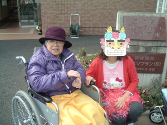 車椅子の利用者と職員