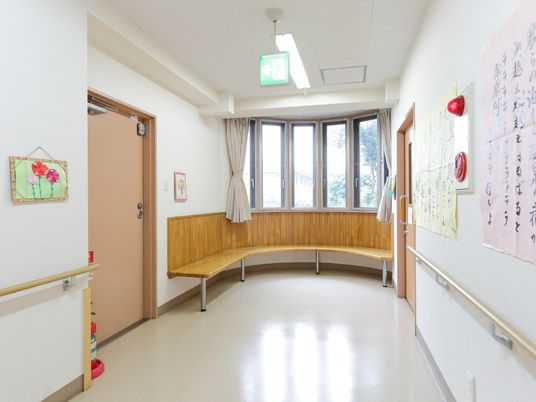 明るい廊下とベンチ