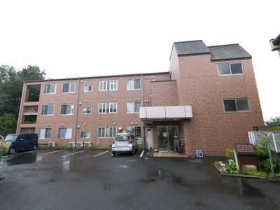 ゆったりとした外観の建物