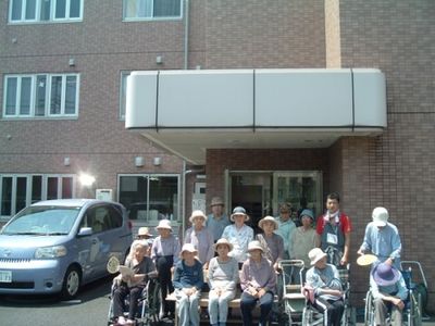 明るい日差しのエントランス集合