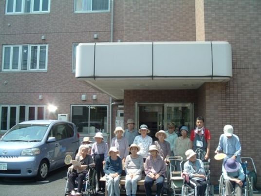 明るい日差しのエントランス集合