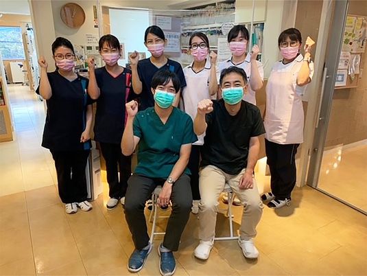 笑顔の職員集合エントランス  