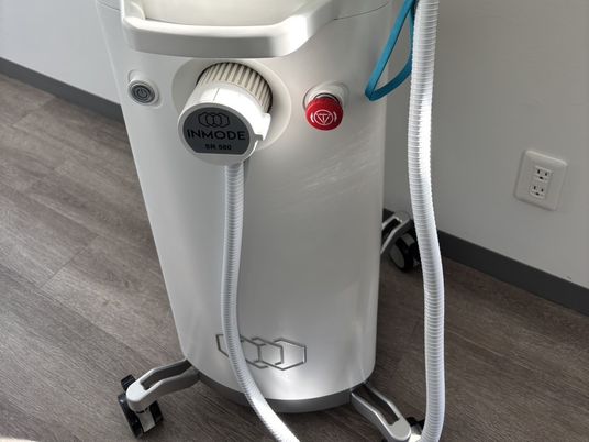機器の脚部と配線が見える機能訓練室  