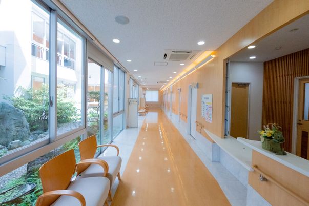 自然光が入る廊下