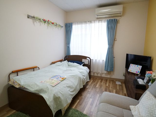 快適な居室 居室 居心地の良い室内は、個人のプライバシーを大切にしつつ、快適な生活空間を提供しています。エアコンやテレビなどの設備も充実しており、ゆったりとした時間を過ごせます。