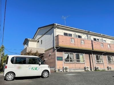日差しの中の外観