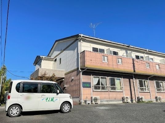 日差しの中の外観