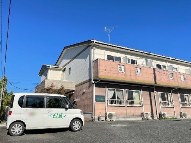日差しの中の外観 外観 青空の下、明るく広々とした建物外観です。専用車両も完備し、快適なアクセスが確保されています。