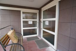 エントランスの扉とベンチ