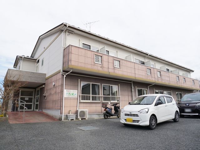 ケア施設の外観 外観 広々とした駐車スペースがある明るいケア施設です。働く環境として、清潔感があり安心感のある建物をご覧ください。
