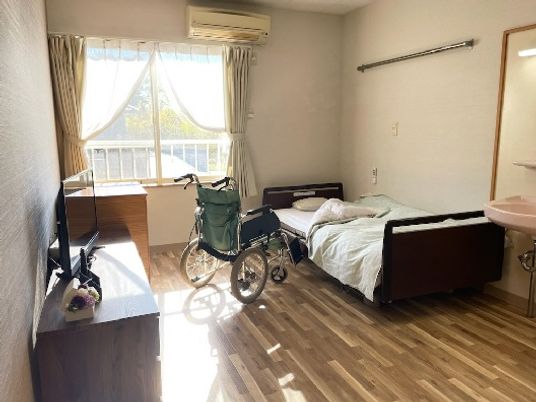 明るい個室の居室