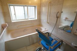 バリアフリー設計の浴室