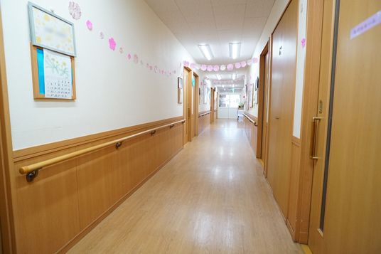 明るい廊下と掲示物