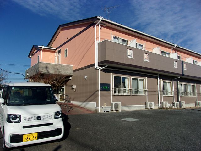 明るい外観の建物 外観 広々とした駐車場を備え、明るい雰囲気の建物は、アクセスしやすい環境になっています。