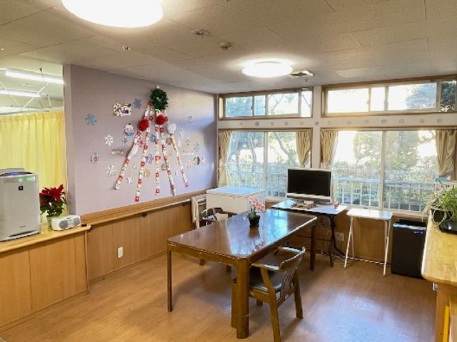ゆったりした職員室 多目的室 スタッフがリラックスして過ごせる広々とした作業スペースです。ここでお仕事の準備を整えることができます。