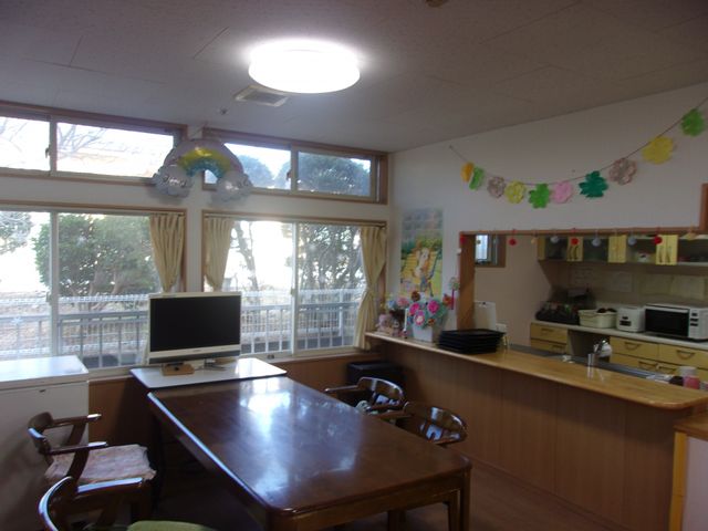 自然光が入る居室 居室 広々とした居室で、自然光が差し込む明るい空間です。会話やリラックスに最適です。