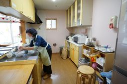 明るいキッチンで作業中