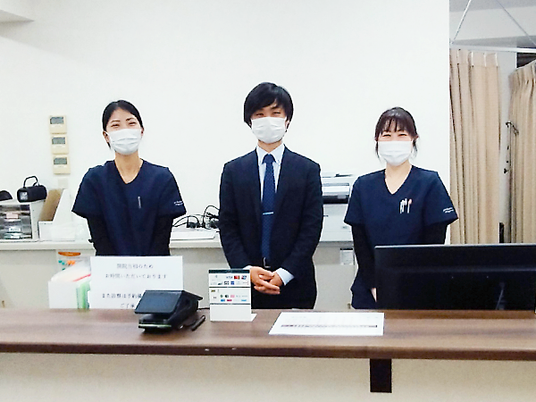 受付に立つ3人の職員  