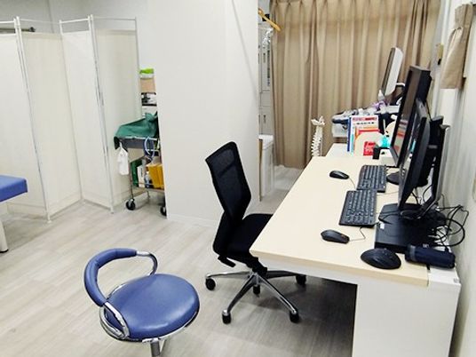 備品が並ぶ相談室  