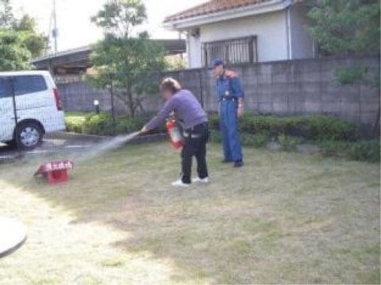 消火訓練を行う人々