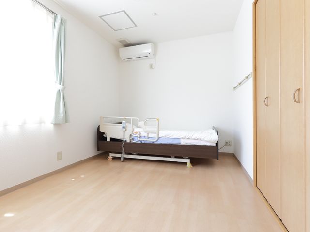 清潔な個室の居室 明るく広い居室。 落ち着いた色合いの居室で、快適な個人スペースが確保されています。窓からの自然光が心地よい明るさを提供してくれます。