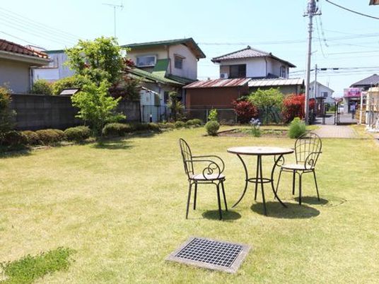 庭とテーブルセット