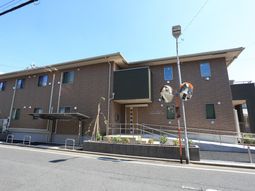 茶色い外壁の建物正面