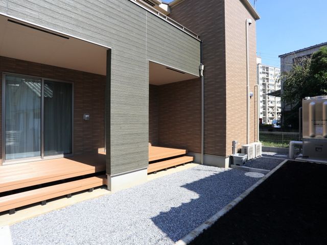 居室の外にあるテラス 庭 陽当たりの良いテラスで、心地よい風を感じながらひと時を過ごせます。利用者の方々の憩いのスペースとして最適な環境です。
