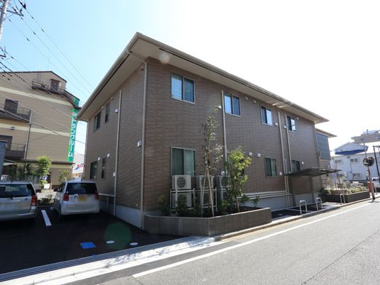 茶色の建物の外観