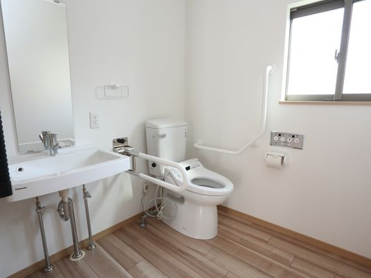 バリアフリーのトイレ空間