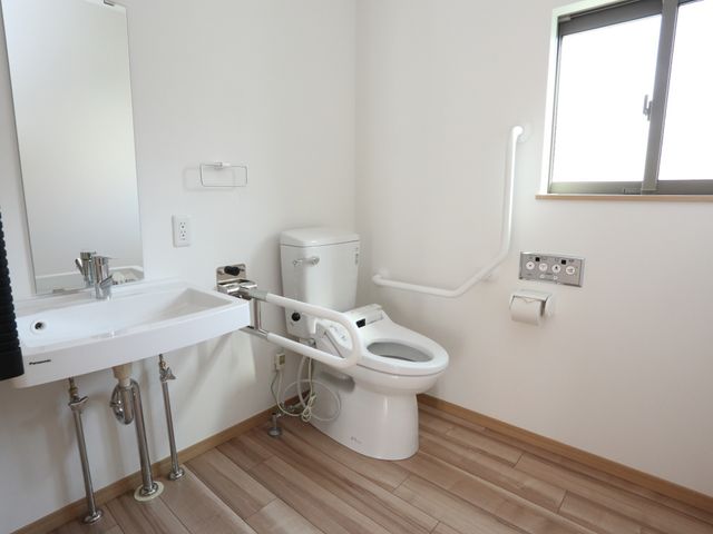 バリアフリーのトイレ空間 トイレ 手すりが付いた清潔感のあるトイレです。安全かつ快適にご利用いただける設計になっております。