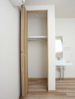 居室のクローゼットと洗面台