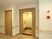 明るいトイレのドア