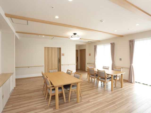 和やかな居室 リビング ゆとりある空間のあたたかな居室。木目調の家具がやさしい雰囲気を演出し、くつろぎのひとときを提供します。