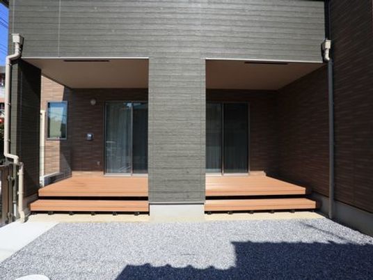 広々とした木製デッキ